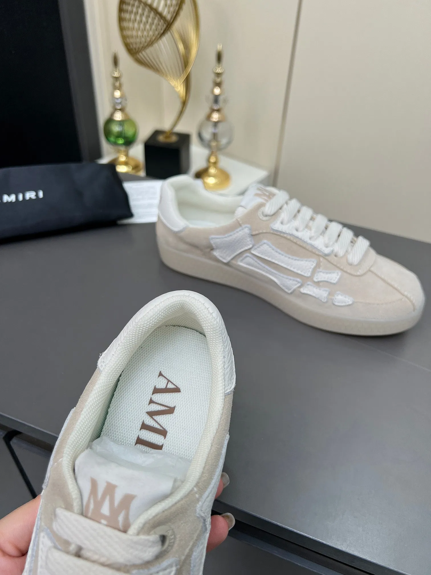 Men's Men's Shoes 💰580 Bone Shoes · AMIRI Skel-Top AMIRI 🔥 launches a new "ThePacific" series of low-top casual sports moral training shoes in the early spring of 2025. This iconic shoe covers men's and women's shoes, drawing inspiration from the brand's classic sports style and elegantly integrating West Coast style. "The Pacific" contrasting five-pointed star series is rooted in Amiri's unique California genes, showing the freedom and leisure atmosphere of the West Coast. This series launches two styles that incorporate the brand's iconic elements: the leather version is made of pure white leather with a same-color sole, and is embellished with star patterns on the side of the shoe, just like the bright starry sky of California. The black and ocean blue colors are shared by men and women, and there is also a red star model exclusive for men and a light pink star model exclusive for women. The suede model is decorated with the brand's classic bone pattern on the side of the shoe. The rubber sole and suede fabric complement each other. The color scheme covers black, chocolate and sand, and is suitable for both men and women. Made of imported cowhide and decorated with bone pieces on the sides of the upper, it is novel and unique and has a good three-dimensional effect! High-density breathable mesh lining + original molded TPU outsole 🙏 Recommended by celebrities, bloggers and internet celebrities, 🚵🏻 an indispensable item for shopping, partying and traveling. One of the most unmissable sneakers in 2025 ✦Color: 10 colors available ✦Size: Women’s size 35--40 ✦Size: Men’s size 39--45